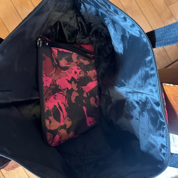 Henri Bendel Tote & Pouch - Picture 4 of 5